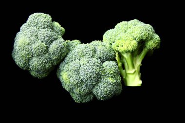 Arka planda izole edilmiş taze brokoli.