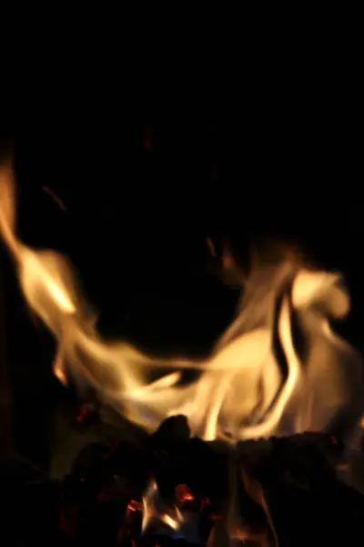 Närbild Ljus Brinnande Eld Natten — Stockfoto