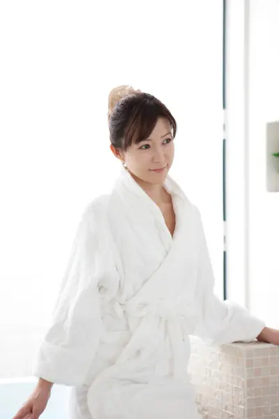 白いバスローブを身に着けている美しい日本の女性 — ストック写真