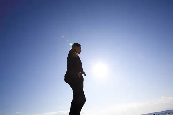 Mavi Gökyüzü Arka Planında Siyah Takım Elbiseli Japon Adam Dışarı — Stok fotoğraf