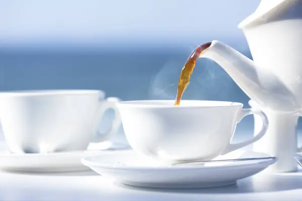 Tea Öntés Fehér Csésze Asztalra — Stock Fotó