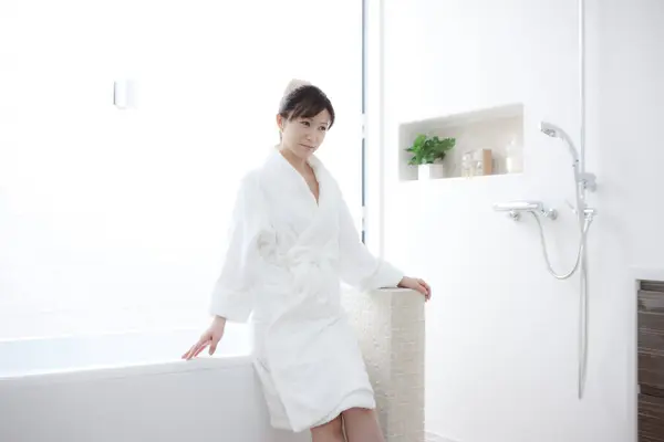 バスルームでバスローブで美しいアジアの若い女性 — ストック写真