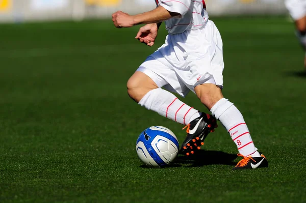 Beine Von Sportlern Sportbekleidung Beim Fußballspielen Auf Rasen — Stockfoto