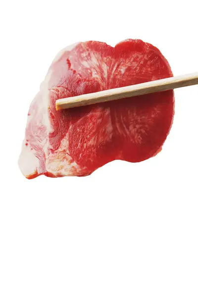 烧烤用或日本风格的筷子配牛肉片的特写 — 图库照片