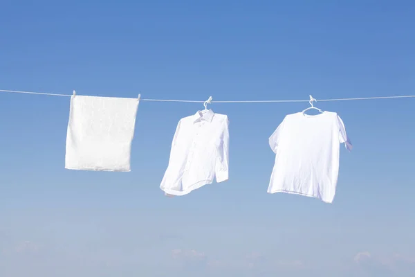 Białe Ubrania Wiszące Sznurku Suszenie — Zdjęcie stockowe