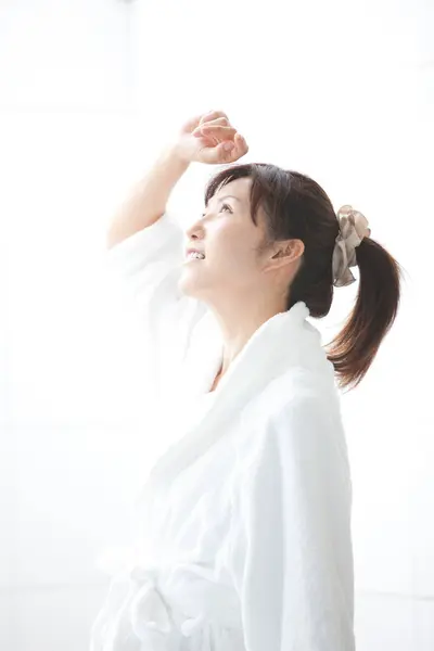 白いバスローブを身に着けている美しい日本の女性 — ストック写真