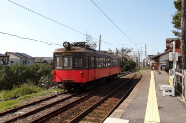 Şehirdeki tren istasyonunda.