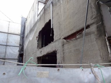 Arka planda terk edilmiş fabrikanın içi, kapatın.