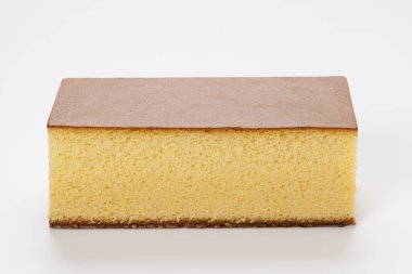 Beyaz arka planda çikolatalı kahverengi pandispanya.