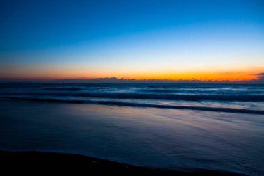 Deniz üzerinde güzel, parlak gün batımı. Doğa, seyahat arka planı