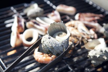 Izgarada deniz mahsulleri pişirme manzarası, Japonya 'da yemek.