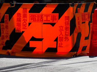 Parlak turuncu inşaat bariyeri gündüz vakti caddeyi kapatıyor