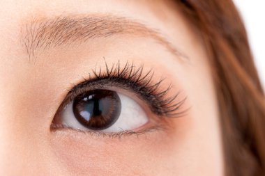 Güzellik kirpikleri makyajlı Asyalı genç bir kadının yakın plan fotoğrafı.