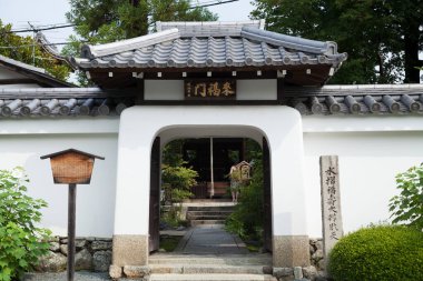 Japonya 'nın geleneksel Japon mimarisi, arka planda seyahat yeri