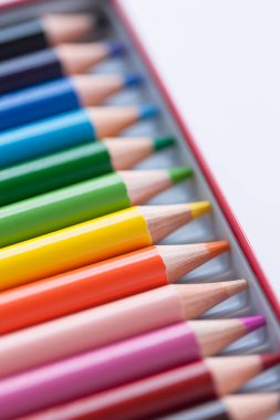 Açık arkaplanda renkli kalemlerin yakın plan görüntüsü          
