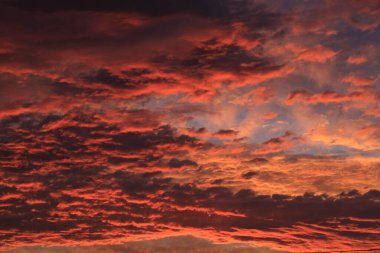 Güzel günbatımı görüntüsü Küçük bulutlu gökyüzü