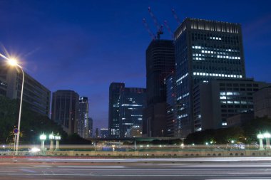 şehir arkaplan görüntüsü, gece ışıklandırmalı şehir manzarası 