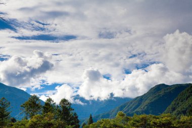 Yeşil dağların güzel manzarası