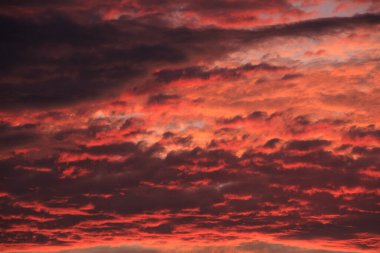 Güzel günbatımı görüntüsü Küçük bulutlu gökyüzü