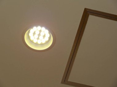 Basit tavan lambası, iç mekan konseptini kapat