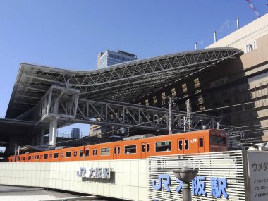 Japonya 'daki tren istasyonu manzarasında harfler var.