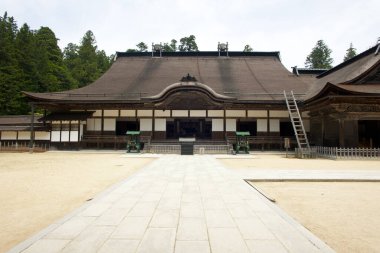 Tapınak manzarası, geleneksel Japon mimarisi.