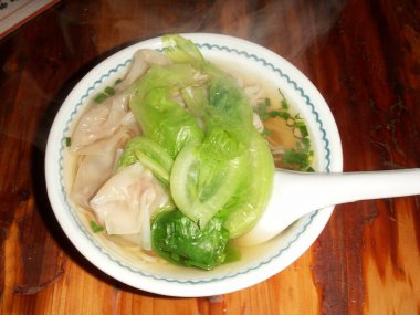 Tabaktaki lezzetli çorbanın manzarasını kapat.