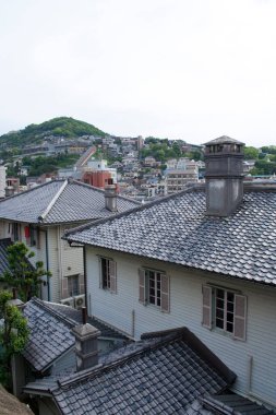 Yüksek bir yerden bir şehir manzarası