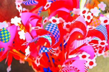 Çiçekli renkli kağıt süslemeler