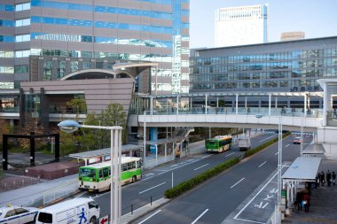 Güneşli bir günde güzel, modern şehir manzarası, şehir arkaplanı