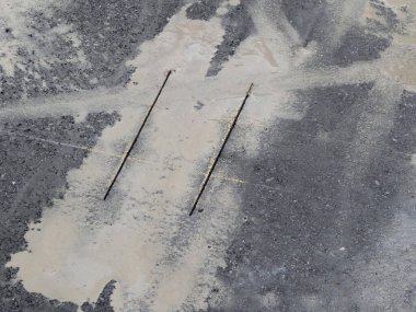 Yoldaki otoparkın yakın görüntüsü.. 