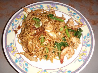 Bir tabak sebzeli erişte.