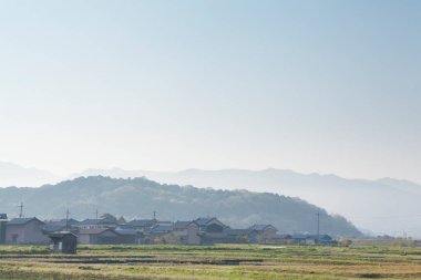 Sabahları dağ vadisindeki Japon köyünün güzel manzarası. 