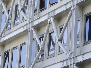 Şehirdeki modern ofis binası cephesi 