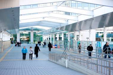 Tokyo, Japonya 'daki tren istasyonundaki yolcular. 