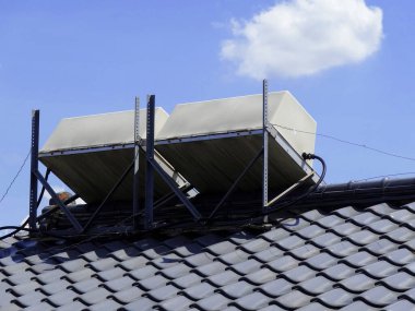 Çatıda gökyüzü arkaplanı olan iki kutu.