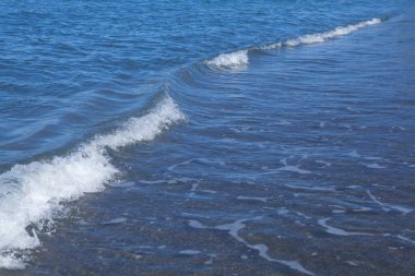 Dalgalı mavi deniz suyu manzarası       