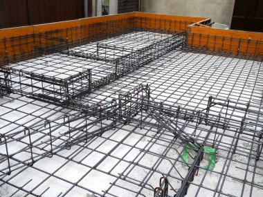 İnşaat alanındaki beton temelde çelik inşaat ızgarası