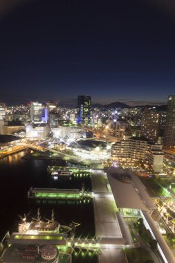 Tokyo, Japonya 'da geceleri nehir modern binaların yanında akar. 