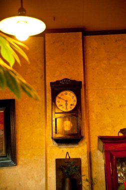 Bir restoranın duvarında bir saat.