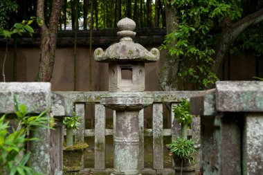Bahçedeki taş bir feneri kapat.