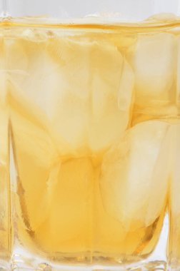 Bir bardak buzlu su ve çay.