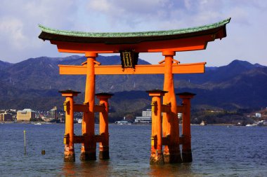 Itsukushima, Japonya 'nın Hiroşima ilindeki Itsukushima adasında (halk arasında Miyajima olarak bilinir) yer almaktadır.
