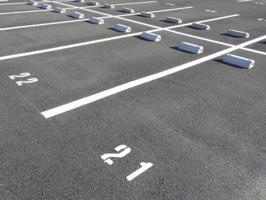 Ticari bir alanda gün ortasında işaretli yerleri olan boş park yeri