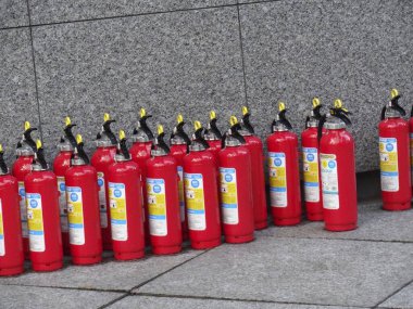 Büyük Kırmızı Portatif Yangın Yangın söndürücüler Duvara Karşı Sıralanmış