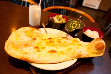 Körili pirinç içeceğinin yanında taze naan ekmeği.