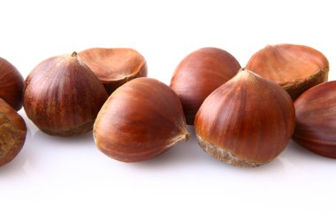 Kabuktaki çiğ fındık görüntüsünü kapat