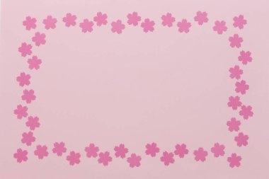 Pembe arka planda kağıt çiçekler.