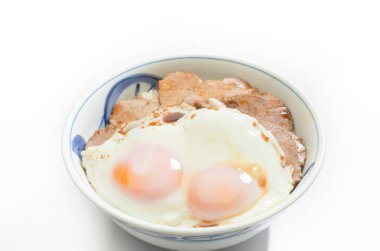 İki yumurtalı bir kase yemek.  