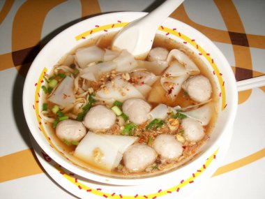 Köfte ve sebzeli bir kase çorba.